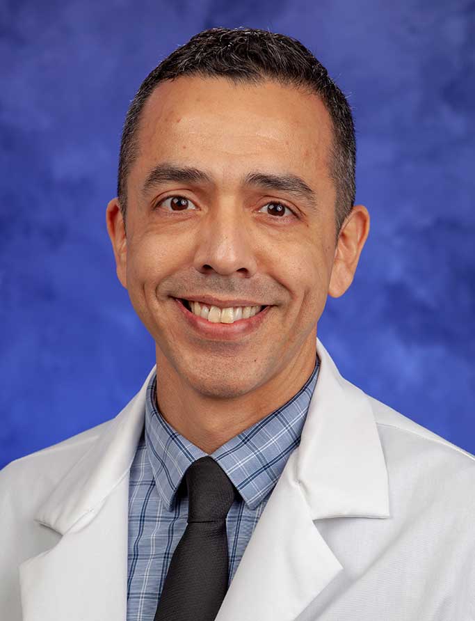 Cesar Velasco，BSN，RN的头和肩膀照片